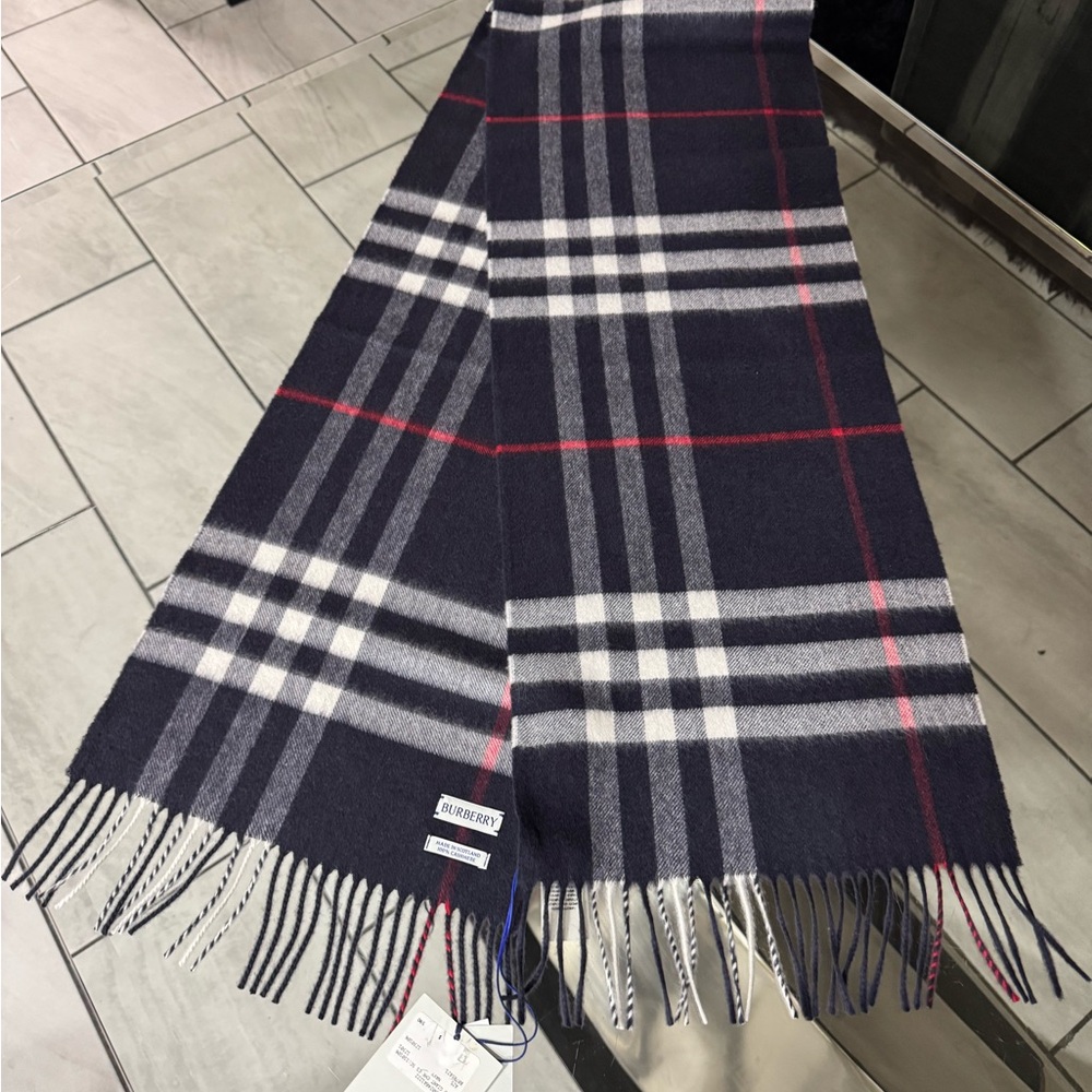 Burberry. The classic. Giant check cashmere scarf